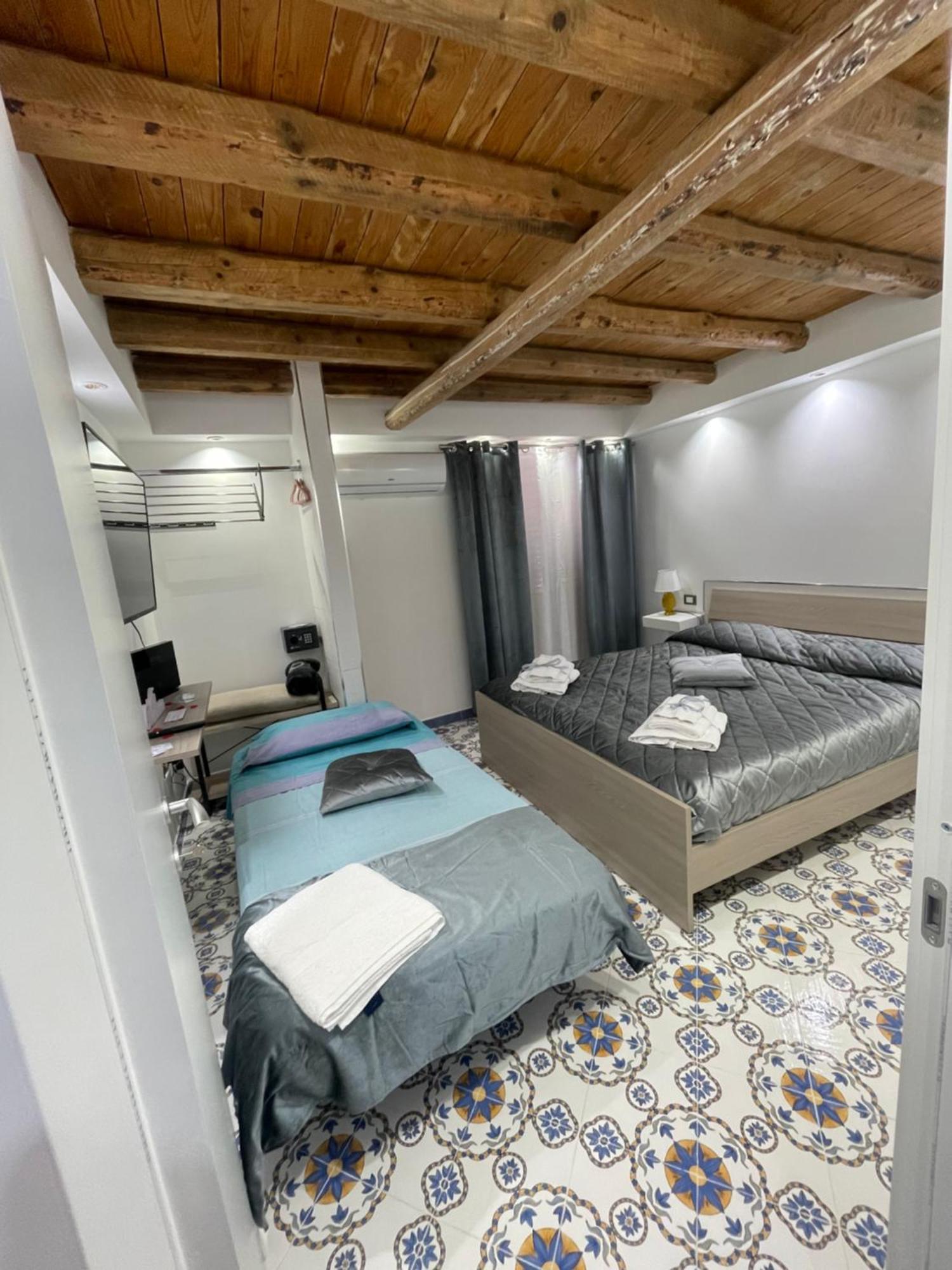 Mini Appartamenti Ballaro Rooms Palermo Bagian luar foto